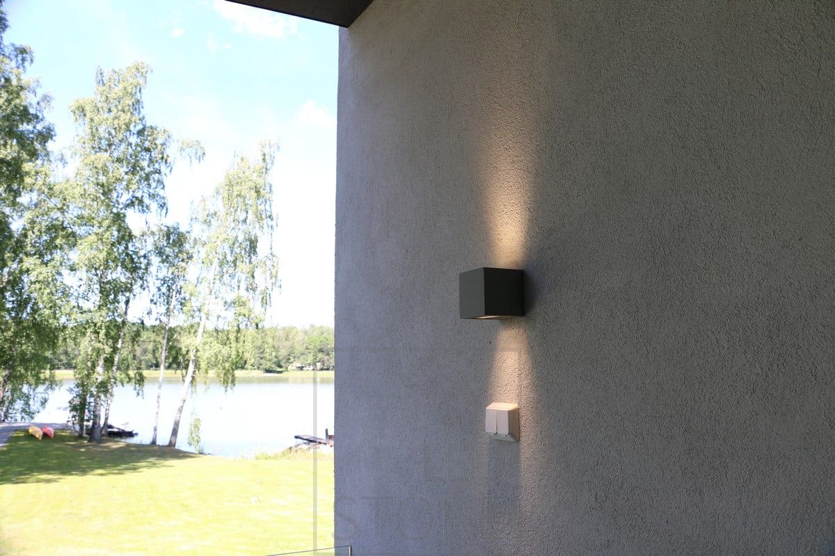 CUBIC OUT bi-directional outdoor luminaire.